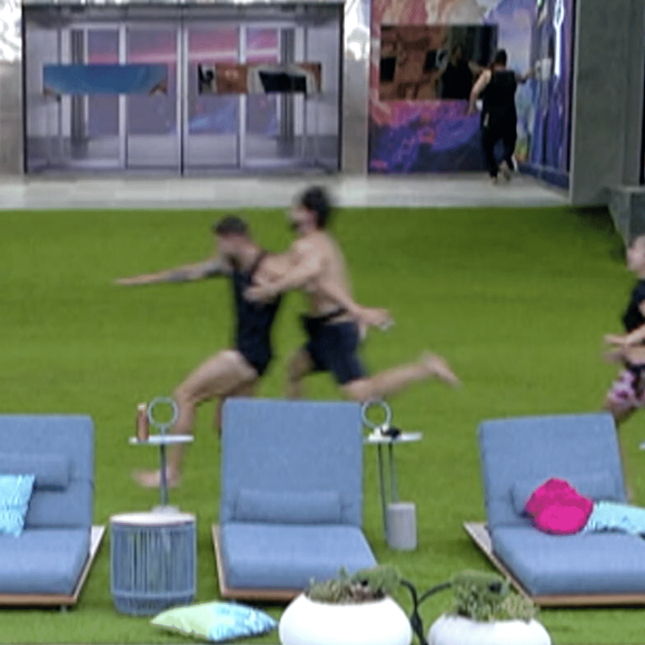 ‘BBB 26’: Paulo Augusto foi desclassificado após empurrar Jonas enquanto tentava atender o Big Fone