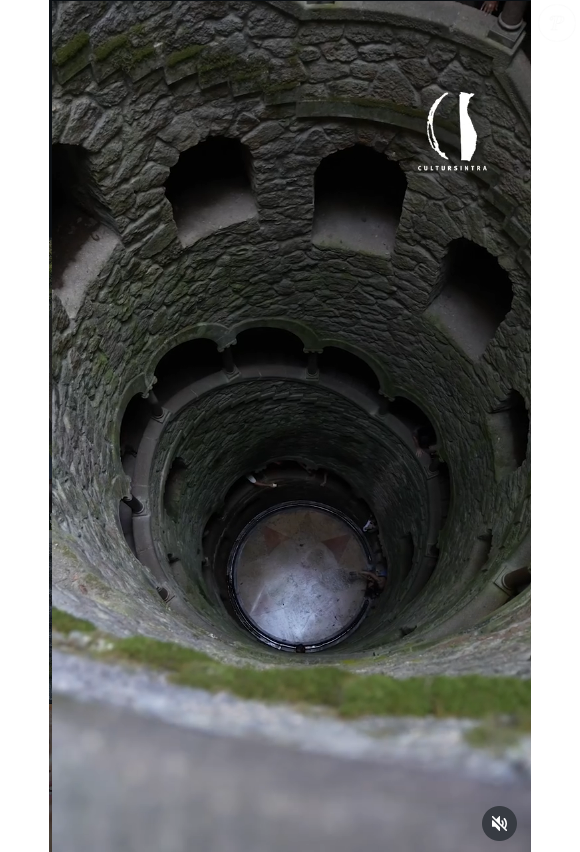 O famoso Poço Iniciático é um dos maiores símbolos da Quinta da Regaleira e chama atenção por sua escadaria em espiral repleta de referências históricas e esotéricas