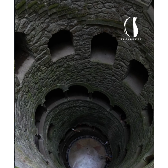 O famoso Poço Iniciático é um dos maiores símbolos da Quinta da Regaleira e chama atenção por sua escadaria em espiral repleta de referências históricas e esotéricas