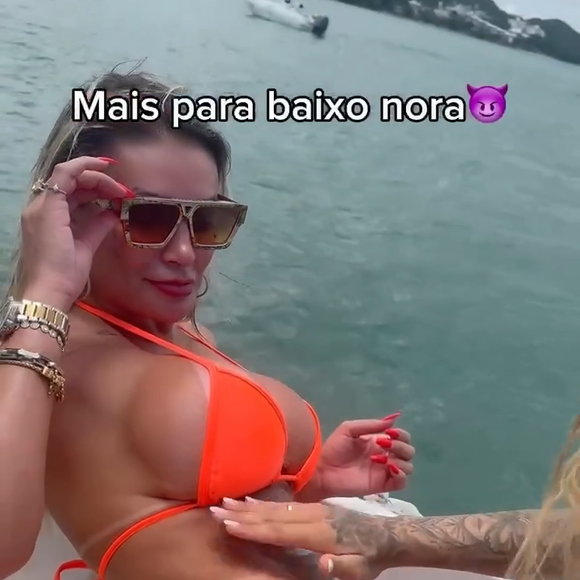 Andressa Urach postou um conteúdo onde a namorada do filho, Arthur Urach, passa protetor solar nela