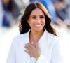 Meghan com look branco minimalista: a imagem polida e estratégica da ex-atriz contrasta com o desempenho morno de seus projetos recentes, como With Love, Meghan