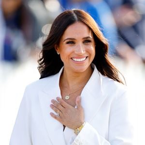 Meghan com look branco minimalista: a imagem polida e estratégica da ex-atriz contrasta com o desempenho morno de seus projetos recentes, como With Love, Meghan