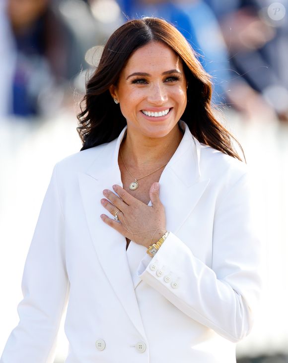 Meghan com look branco minimalista: a imagem polida e estratégica da ex-atriz contrasta com o desempenho morno de seus projetos recentes, como With Love, Meghan