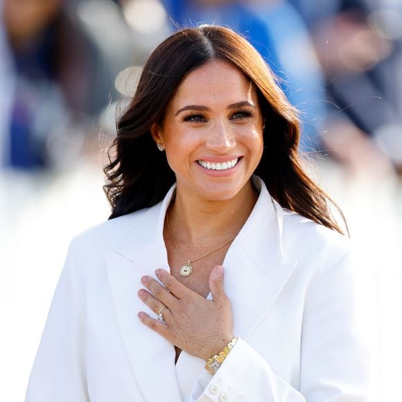 Meghan com look branco minimalista: a imagem polida e estratégica da ex-atriz contrasta com o desempenho morno de seus projetos recentes, como With Love, Meghan