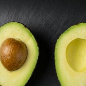 Abacate também pode ser consumido em vitaminas, como um creminho delicioso ou até na tapioca