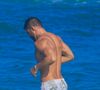 Cauã Reymond usou apenas bermuda para momento de lazer em praia do Rio