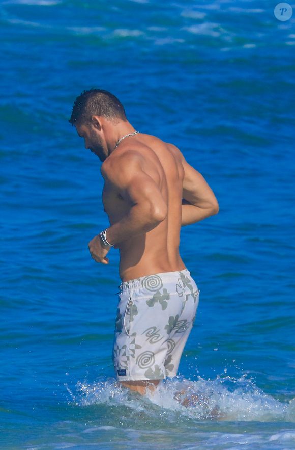 Cauã Reymond usou apenas bermuda para momento de lazer em praia do Rio