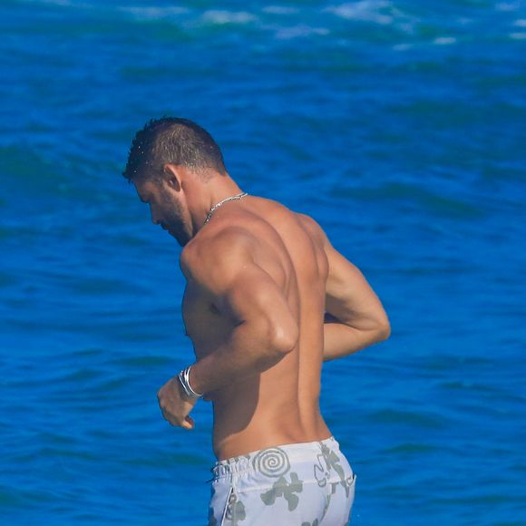 Cauã Reymond usou apenas bermuda para momento de lazer em praia do Rio