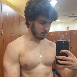 Filho de Gugu surge sem camisa na academia e fãs provocam: 'Cariúcha se fartou'