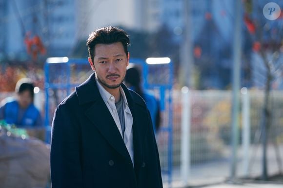 Por outro lado, Jang Nan-gam é um detetive suspeito e nada amigável que busca a todo instante a cabeça de Lee Tang