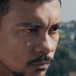 Bagdá (Xamã) e seu bando capturam Raul, observados por Samira e Joélly.