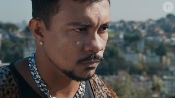 Bagdá (Xamã) e seu bando capturam Raul, observados por Samira e Joélly.