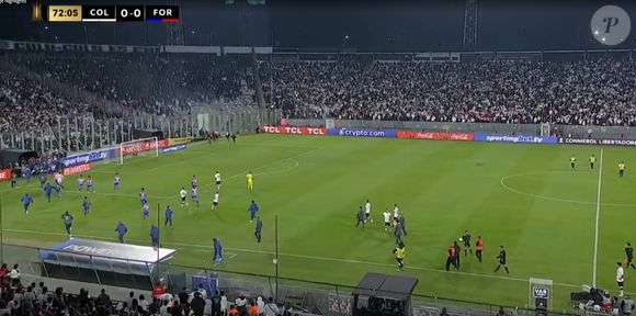 Colo-Colo x Fortaleza foi paralisado após invasão no campo do Estádio Monumental: jogo ficou 1h interrompido até decisão de suspender a partida