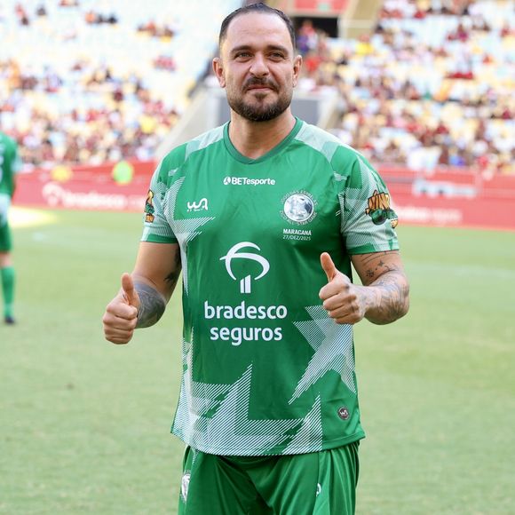 Cabelo raspado de Diogo Nogueira chamou atenção em novas fotos: antes, o cantor tinha deixado fios crescerem