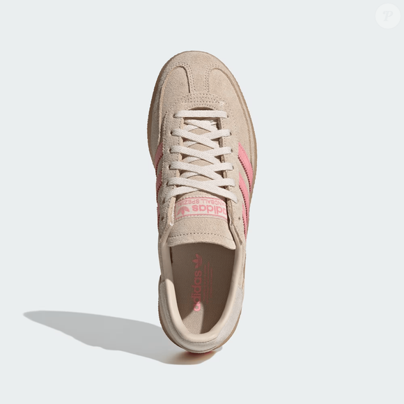 Lançado em 1979 para uso esportivo, o Handball Spezial deixou as quadras, conquistou as ruas e se firmou como um clássico da Adidas Originals