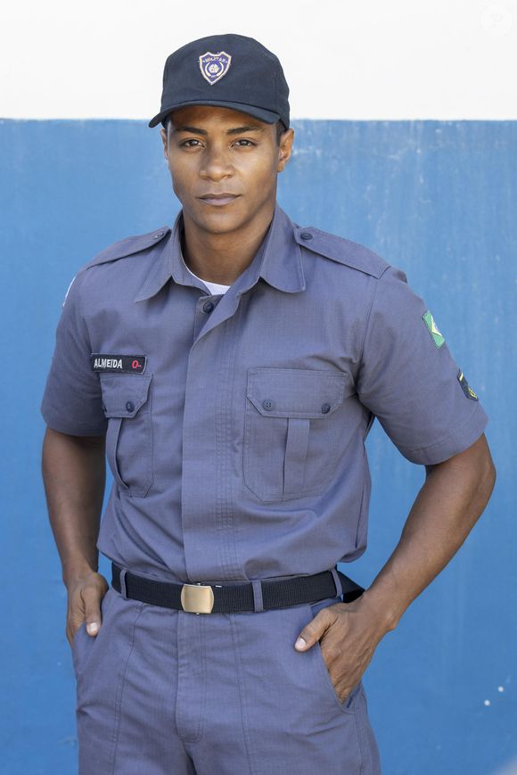 Marlon (Humberto Morais) pretenderá deixar de ser policial e vai se dedicar ao vestibular de Direito