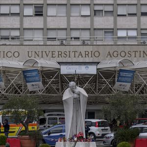 Papa Francisco mantém compromissos de trabalho mesmo internado