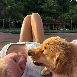 Xuxa aparece em registros tirados diante do mar, com muito verde e a companhia dos animais de estimação