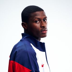 Nuno Mendes é um lateral-esquerdo português de 23 anos, considerado um dos melhores jogadores do mundo na sua posição. Na Copa do Mundo 2026, ele defende a Seleção Portuguesa, que está no Grupo K ao lado de Colômbia, RD Congo e Uzbequistão