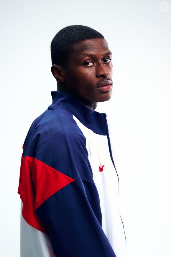 Nuno Mendes é um lateral-esquerdo português de 23 anos, considerado um dos melhores jogadores do mundo na sua posição. Na Copa do Mundo 2026, ele defende a Seleção Portuguesa, que está no Grupo K ao lado de Colômbia, RD Congo e Uzbequistão