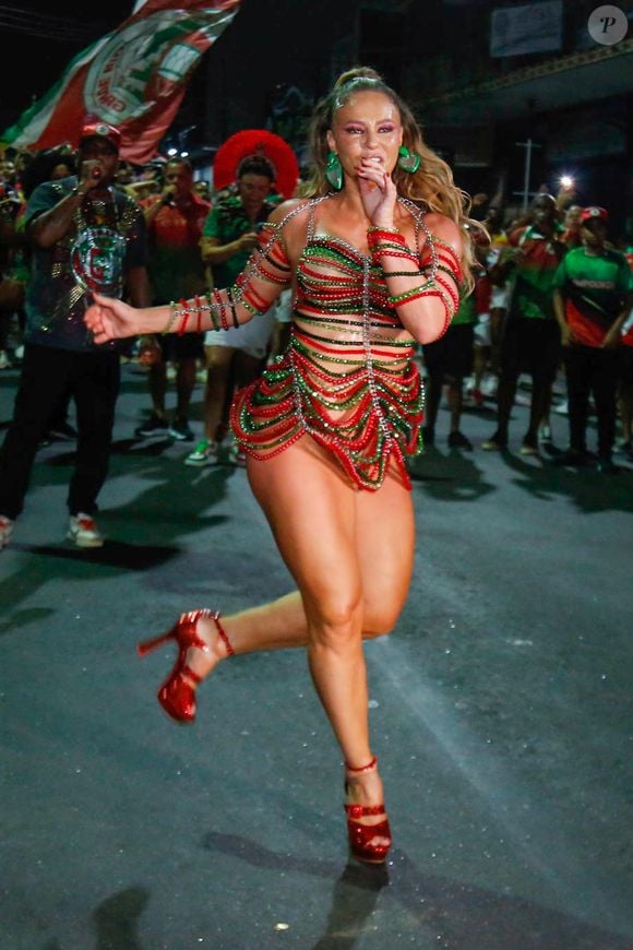 Paolla Oliveira valorizou a perna em ensaio de rua da Grande Rio: atriz escolheu look curtinho só de micanças e correntes