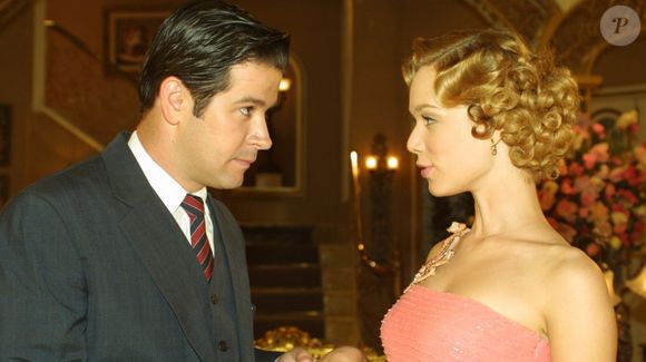 A novela 'Chocolate com Pimenta' é referência no casamento de Jacira (Flávia Reis) quando a personagem ganha uma caixa de chocolate com pimenta.