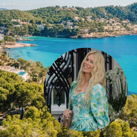 O refúgio de Claudia Schiffer na Espanha fica no alto de um penhasco e tem águas cristalinas, pinhais e uma das praias mais bonitas do Mediterrâneo