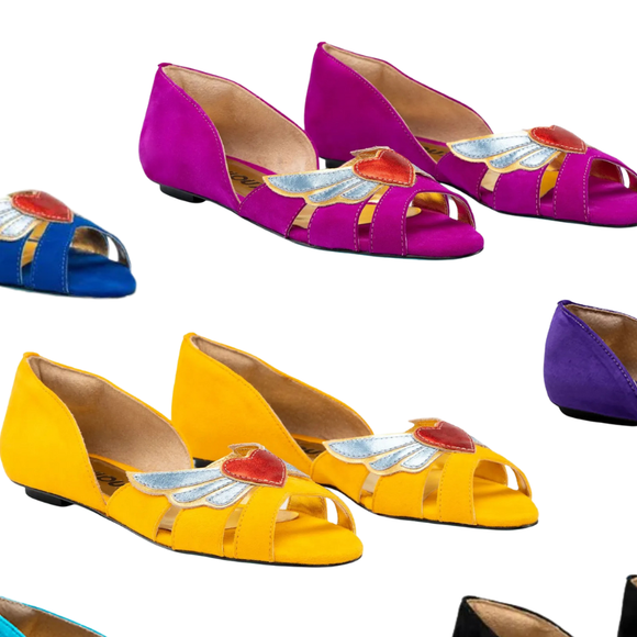 Lembra o anime 'Sailor Moon' e é inspirada na estética de tattoo old school; a sandália mistura referências e uma identidade visual marcante, segundo a própria Louloux