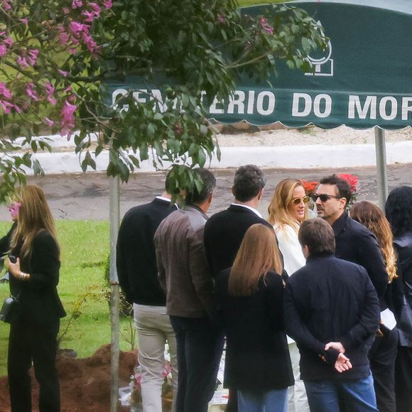 Família e amigos se despediram da filha de Schynaider Moura, Anne-Marie em cemitério de São Paulo