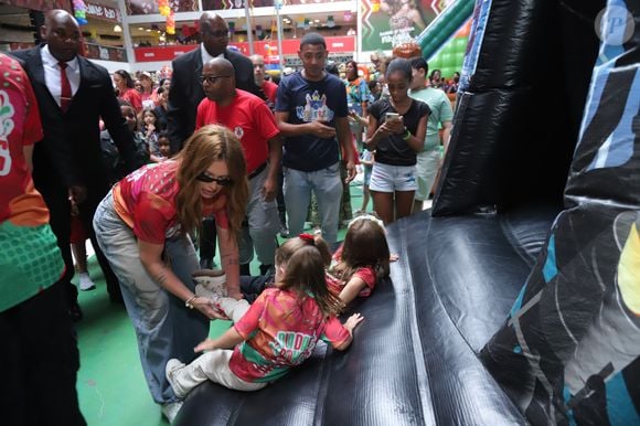 Filhas de Virgínia Fonseca brincaram e se divertiram muito com infláveis no evento