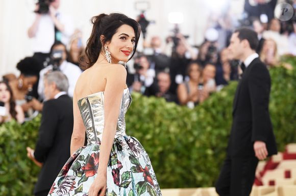 Maquiagem 'toasty' marca o visual da temporada e reforça o brilho natural de Amal Clooney