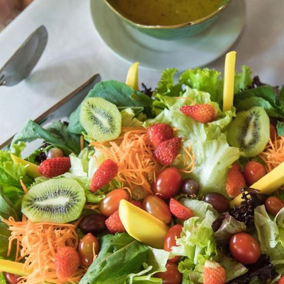 Entre as opções pensadas para o buffet estão samosas, rolinhos primavera, bolos salgados, verrines e sanduíches club. Mas nem todos gostaram da ideia.