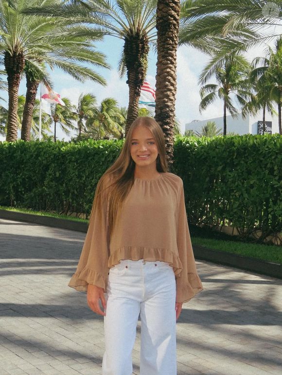 Look de Rafa Justus rouba a cena: filha de Tici Pinheiro e Roberto Justus aposta em roupa simples e elegante, exaltando sua beleza e personalidade.