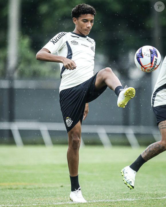 Robinho Jr. enviou uma notificação extrajudicial ao Santos, onde exige uma série de medidas, sob ameaça de que poderia rescindir contrato com o time