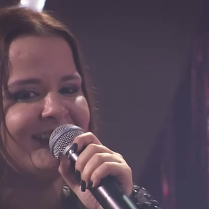 Maiara começou sua carreira ao lado da irmã, Maraisa, com um visual bem diferente