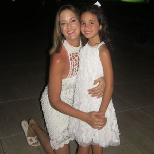 Filha de Ticiane Pinheiro, Manuella, e Maria Flor, filha de Deborah Secco, usam o mesmo vestido no Réveillon.