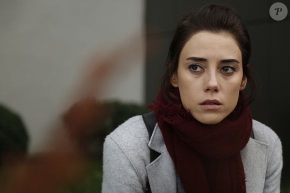 Zeynep e Ali conversam sobre o incêndio que atingiu a casa dela quando criança e fez Gonul ser condenada pela morte do marido, no capítulo de segunda-feira 16 de fevereiro de 2026 da novela 'Mãe'