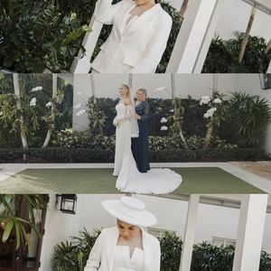 O visual criou um contraste harmonioso com o look da esposa, equilibrando tradição e modernidade de forma sofisticada.