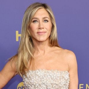 Ao longo do dia, Jennifer Aniston prioriza carboidratos saudáveis, proteínas, folhas verdes e vegetais coloridos