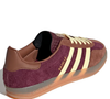 Nem preto, nem marrom tradicional: o Adidas Gazelle Indoor Maroon Almost Yellow conquista pela tonalidade sofisticada e se destaca como opção perfeita para usar com calças largas, jeans e peças em azul-marinho