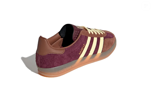 Nem preto, nem marrom tradicional: o Adidas Gazelle Indoor Maroon Almost Yellow conquista pela tonalidade sofisticada e se destaca como opção perfeita para usar com calças largas, jeans e peças em azul-marinho