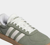 O Tênis Adidas Breaknet Sleek Suede Feminino custa R$ 249,98 no Pix ou R$ 263,14 em até três vezes sem juros no site da Netshoes, conforme os valores consultados até o fechamento desta matéria. O modelo é uma alternativa para quem procura um calçado casual por menos de R$ 250 à vista