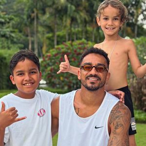 Até o momento, não há informações de que o jogador Danilo, do Flamengo, esteja em um relacionamento. O último namoro assumido publicamente pelo atleta foi com a modelo e advogada mineira Isabela Rodrigues, em dezembro de 2025. Antes disso, ele foi casado durante 17 anos com Clarice Sales, mãe de seus filhos João e Miguel