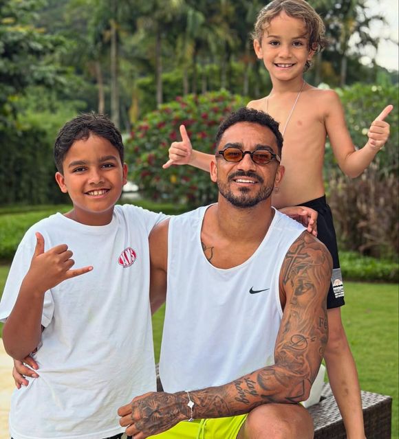 Até o momento, não há informações de que o jogador Danilo, do Flamengo, esteja em um relacionamento. O último namoro assumido publicamente pelo atleta foi com a modelo e advogada mineira Isabela Rodrigues, em dezembro de 2025. Antes disso, ele foi casado durante 17 anos com Clarice Sales, mãe de seus filhos João e Miguel