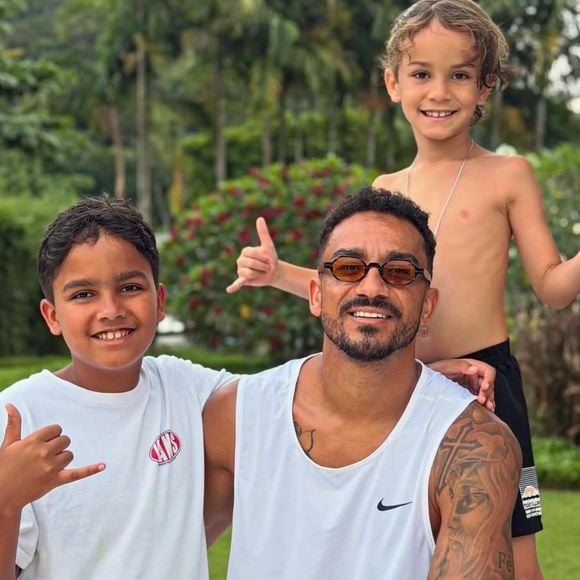 Até o momento, não há informações de que o jogador Danilo, do Flamengo, esteja em um relacionamento. O último namoro assumido publicamente pelo atleta foi com a modelo e advogada mineira Isabela Rodrigues, em dezembro de 2025. Antes disso, ele foi casado durante 17 anos com Clarice Sales, mãe de seus filhos João e Miguel