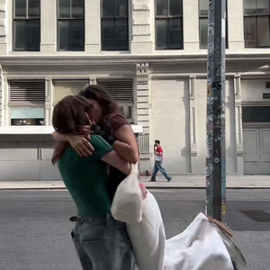 Em um vídeo postado nas redes sociais, as jovens apareceram se beijando e mostrando seu amor ao mundo