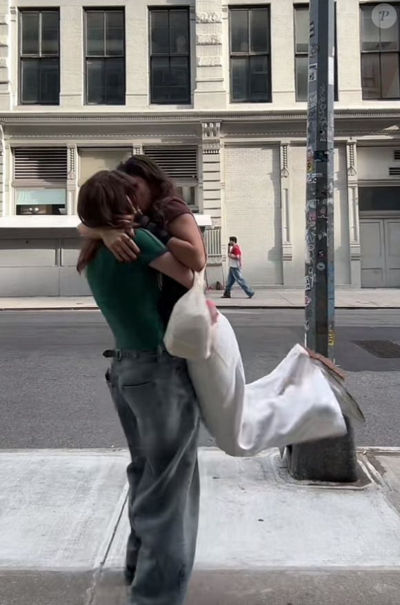 Em um vídeo postado nas redes sociais, as jovens apareceram se beijando e mostrando seu amor ao mundo