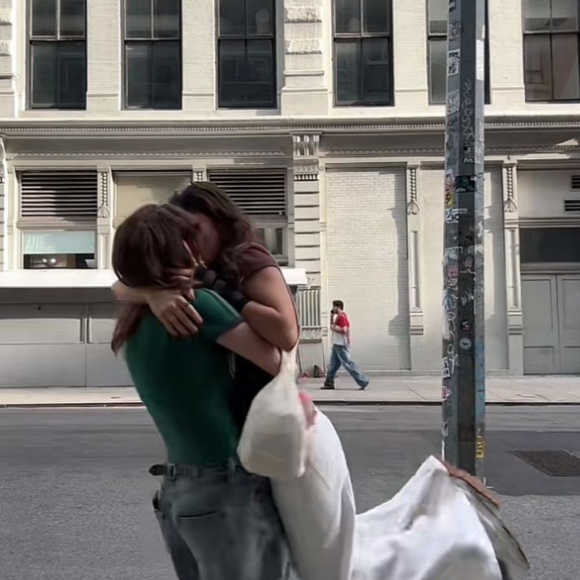 Em um vídeo postado nas redes sociais, as jovens apareceram se beijando e mostrando seu amor ao mundo