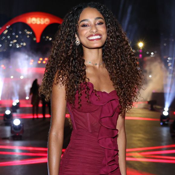 Livia Silvia exibiu vestido curtinho