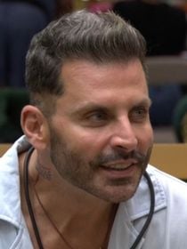 Henri Castelli na Justiça: polêmica no 'BBB 26' acaba em processo por perseguição e injúria; ator pede indenização de R$ 50 mil